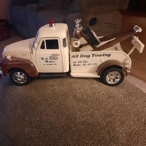 Classic Tow Truck Toy Model